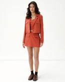 BLAZER CROPPED COM BOLSOS ALFAIATARIA - MARROM