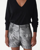 SHORTS COM PREGAS METALIZADO - PRATA