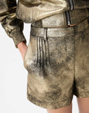 SHORTS COM PREGAS METALIZADO - DOURADO