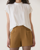 SHORTS COM PENCE DE ALFAIATARIA - MARROM