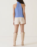 SHORT COM BOLSOS EMBUTIDOS - MANTEIGA