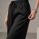 [Leve 4, Pague Só 2!] Calça Nara Feminina em Seda Ice, Viscose Premium de Alta Fluidez com Textura Micro-Plissada